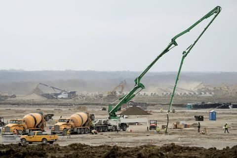 日本松下公司准备在美国堪萨斯州德索托附近建设新电动汽车电池工厂。图为工人3月30日在清理现场以备动工。（美联社）