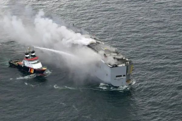 7月26日,在荷兰北部阿默兰岛附近海域,救援船只向起火货轮喷水。图片来源:新华社/美联