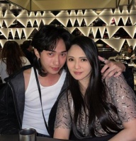 哈利陪母亲泰国度假，虽是男儿身却钟爱连衣裙，引起网友热议