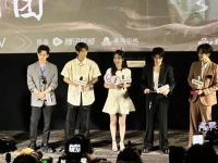 原来邓为的肩这么宽，这已经是双开门的地步了吧