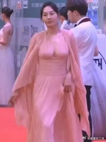 39岁的白百何参加活动