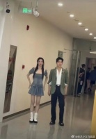 杨洋一夜之间变成vv了，因为yy没有了增高鞋垫