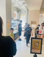 高圆圆赵又廷逛街买面包 穿休闲情侣装亲切跟网友打招呼