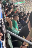 75岁王刚携儿子看球赛，父子穿亲子装，王一丁体型壮实颜值神似爸