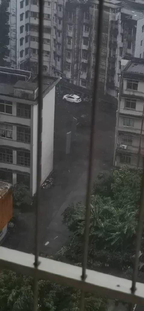 福建网友拍摄到台风天诡异的一幕