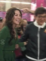 三位功夫巨星罕见同框，杨紫琼见到成龙洪金宝热情相拥……