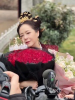 知名星二代与母亲庆祝37岁生日！打扮中性像男孩，曾认是同性恋