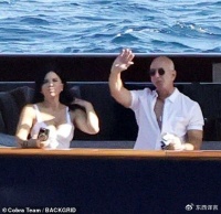 贝索斯邀奥普拉登游艇，却忙着和未婚妻腻歪，53岁桑切斯太热情了