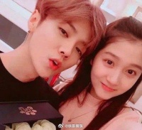 刘大锤曝料关晓彤经常坐高铁去陪鹿晗……