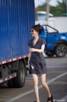 李菲儿出游照，深色连衣裙凸显完美好身材……