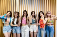 见面会上被冷落，唯独她没有收到礼物，垂头丧气无心营业表情阴郁