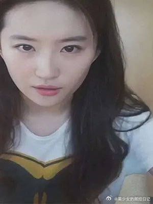 刘亦菲开直播,不小心手滑关掉美颜,网友:黑屏也没用