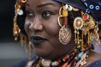 俄非峰会上一几内亚外交官员身穿印满普京头像的T恤衫