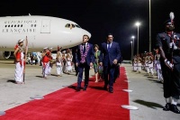 马克龙“闪现”！不到两小时就走了