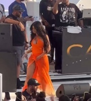 Cardi B演唱时有台下观众朝她泼水，B女士扔话筒还击