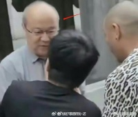 近日，有网友偶遇53岁窦唯现身上海某美术馆，岁月不饶人啊……