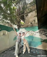 虞书欣不愧是超级富二代，和香港女首富甘比关系好像不错