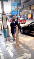 奚梦瑶婆婆梁安琪外出，穿布鞋坐迈巴赫抢镜，夏季穿的很保暖
