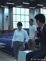 白百何探班胡歌，被老干部靳东一把拉过来合影……