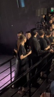 网友：为什么娜然一直站在费翔身边啊？