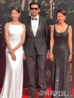 费翔携袁泉和新版妲己饰演者娜然出席电影《封神》首映礼