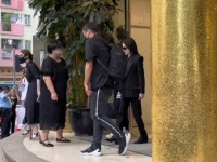 萧亚轩离场的时候也需要人搀扶，看样子腿有问题！