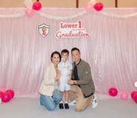 胡杏儿一家五口出国度假晒温馨全家福 3个儿子穿兄弟装过得很快乐