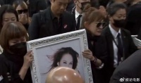 李玟大殓出殡，老公乐裕民和继女没现身，现场痛哭声不断