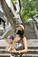 杨幂晒香港七月随拍美照 穿无袖背心慵懒随性