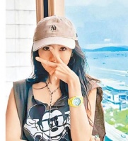 港媒曝杨幂到香港看小糯米，9岁小糯米越长越像妈，母女感情深