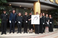 李玟遗体火化，老公现身遭粉丝围攻，二姐首度谈妹夫：没看到本人