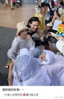 向佐郭碧婷游玩，直接坐潮湿地面比路人还随性，向芷打盹被拍萌翻