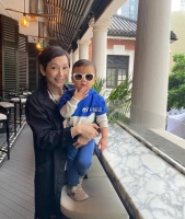 余安安三代同堂出游晒温馨全家福 一家人去海边开心玩水很幸福