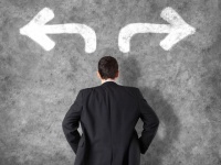 站岗消费龙头“日亏超4000万元”，刘彦春“躺平等政策”坚守知行合一？