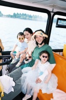 郭碧婷越来越像郭晶晶了！外出游玩绑腰凳、坐地下、排队超接地气