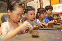 体验“非遗泥塑”度暑假