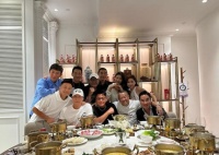 70岁曾志伟和靓女聚会，身后摆十多瓶茅台，方中信笑到满脸褶子