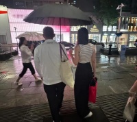 王石田朴珺带娃逛街，男方帮老婆打伞恩爱有加，小女娃打扮似公主