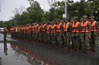 中部战区陆军第82集团军某旅千余名官兵24小时不间断巡堤查险