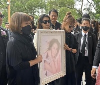 李玟遗体被火化后，尸检结果仍未公布，歌迷怀疑二姐李思林有猫腻