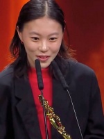 窦靖童王菲女儿，她的穿着打扮十分潮流……