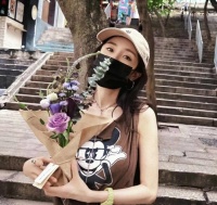 杨幂母女甜蜜亲密照曝光！网友热议：爱不是作秀，只需默默陪伴