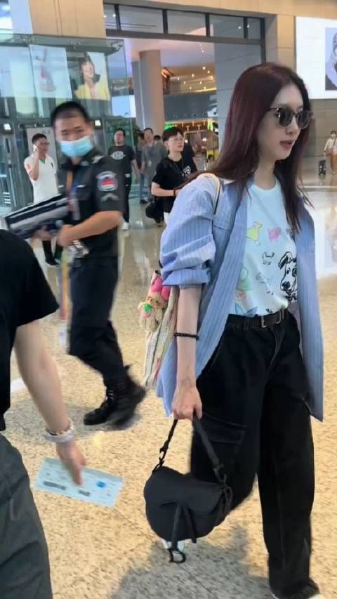 江疏影上海机场 江疏影长长的头发,宽松休闲西服……