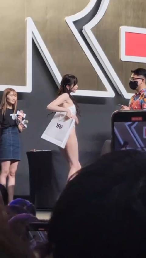 新有菜与粉丝互动
