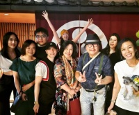 萧敬腾公开全家福，50岁未婚妻与“公婆”同框，婆媳长得太像了