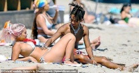 威尔·史密斯25岁儿子在沙滩甜腻，模特女友胖好多，星二代仍瘦削