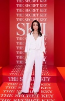 汤唯今天出席品牌活动，轻柔利落的白色套装……