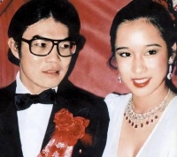 朱玲玲携老公出席活动，佩戴珠宝价值上千万，穿绣花连衣裙显华贵