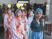 剧团成为戏迷的家