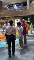 接这条：。原配发现老公出轨了一个幼儿园老师……
